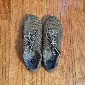 Women’s cloudstepper shoes from Clark’s!